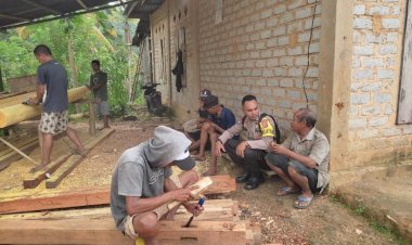 Bhabinkamtibmas-Kecamatan-Cibal-Barat-Sambangi-Warga-Dusun-Roho,-Desa-Bere