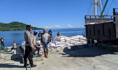 Pengamanan-Aktivitas-Bongkar-Muat-di-Pelabuhan-Laut-Kelas-II-Reo-Berjalan-Lancar