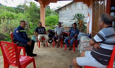 Bripka-Theodorus-Angkat-Himbau-Masyarakat-Satar-Mese-untuk-Menjaga-Kamtibmas-di-Pemilu-Damai