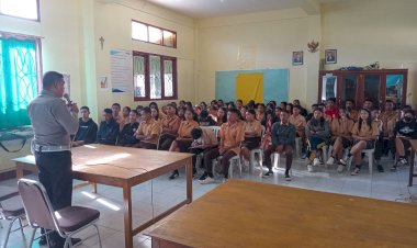 Satuan-lalu-Lintas-Polres-Manggarai-gelar-Police-Goes-To-School,-Sosialisasi-UU-No.-22-Tahun-2009-tentang-LLAJ-di-SMAK-St.-Thomas-Aquinas-Ruteng