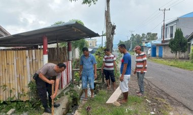 Bakti-Sosial-dan-Himbauan-Kamtibmas-oleh-AIPDA-Flavianus-Jedaut,-Bhabinkamtibmas-Kecamatan-Langke-Rembong