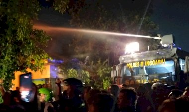 AWC-Polres-Manggarai-Turun-Tangan-Padamkan-Kebakaran-di-Hombel,-Kelurahan-Mbaumuku,-Kecamatan-Langke-Rembong,-Kabupaten-Manggarai.