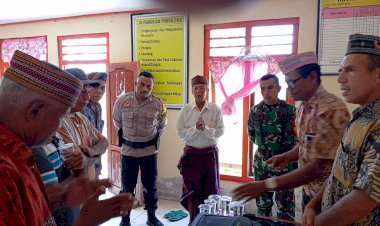 Jelang-Pemilu,--Bhabinkamtibmas-dan-Babinsa-Patroli-di-Desa-Satar-Loung,-Manggarai