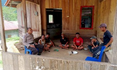 Patroli-dan-Sambang-Bhabinkamtibmas-BRIPTU-Charles-Darwin-Yansen-di-Kampung-Gonggong,-Desa-Pong-Umpu