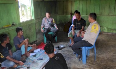 BRIPKA-Adrianus-G-Suman-dan-BRIPKA-Selestinus-Soro-Himbau-Masyarakat-Wae-Ri'i-agar-Waspada-Terhadap-Berbagai-Ancaman