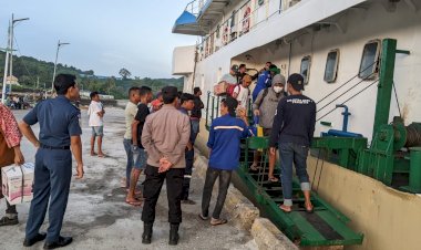 KP3-Laut-Pelabuhan-Reo-Amankan-Kedatangan-dan-Keberangkatan-Kapal-Penumpang-KM-Sabuk-Nusantara-49