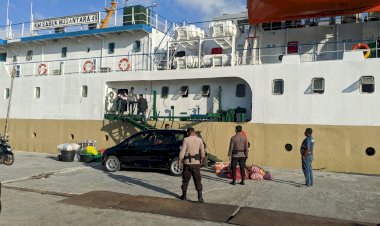 Pengamanan-Ketat-Kapal-Penumpang-KM.SABUK-NUSANTARA-49-di-Pelabuhan-Laut-Reo