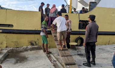 KP3-Laut-Lakukan-Pengamanan-Kapal-Penumpang-di-Pelabuhan-Laut-Reo
