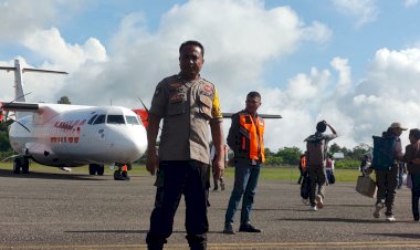 Pengamanan-Pesawat-Penumpang-WINGS-AIR-ATR-72-600-di-Bandara-Frans-Sales-Lega-Ruteng