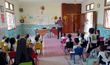 Polisi-Sahabat-Anak-:-Unit-Kamsel-Sat-Lantas-Polres-Manggarai-Sosialisasikan-Tertib-Lalu-Lintas-di-TK.-Santa-Maria-Berduka-Cita
