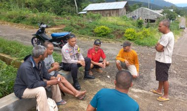 Bhabinkamtibmas-AIPDA-FLAVIANUS-JEDAUT-Himbau-Warga-Wae-Ri'i-Jaga-Kondusifitas-Jelang-PSU