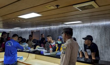 Kapal-Penumpang-KM-Sabuk-Nusantara-49-Tiba-di-Pelabuhan-Reo-dengan-Pengamanan-KP3-Laut