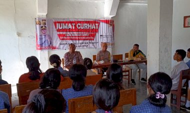 Jumat-Curhat-:-Polres-Manggarai-Sambangi-SMA-Widya-Bakti-Ruteng