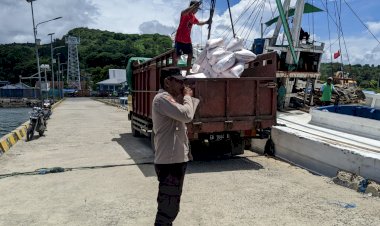 Pengamanan-Aktivitas-Bongkar-Muat-di-Pelabuhan-Laut-Kelas-II-Reo-Berjalan-Lancar