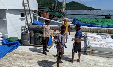 KP3-Laut-Reo-:-Pengamanan-Aktifitas-Bongkar-Muat-di-Pelabuhan-Laut-Kelas-II-Reo-Berlangsung-Lancar