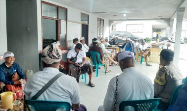 Jaga-Keamanan-dan-Kenyamanan-Ibadah:-Bhabinkamtibmas-Amankan-Hari-Raya-Kuningan-di-Pura-Agung-Waso-Giri-Natha-Ruteng