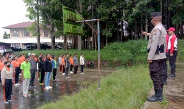 KBO-Binmas-Polres-Manggarai-Pimpin-Pelatihan-Baris-Berbaris-untuk-Mahasiswa-Unika-St.-Paulus-Ruteng