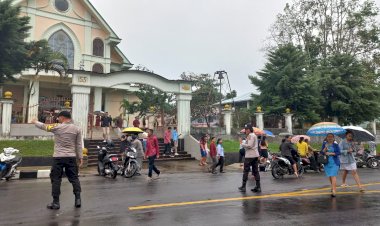 Polres-Manggarai-Terjunkan-Personil-Pengamanan,-Jaga-Keamanan-dan-Kenyamanan-Ibadah-Minggu-di-Gereja-Gereja-Kabupaten-Manggarai