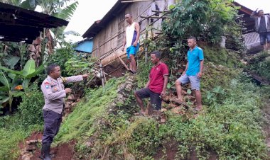 BhabinKamtibmas-Kecamatan-Rahong-Utara-Patroli-dan-Pantau-Bencana-Alam-Longsor-di-Kampung-Redong