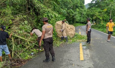 Personel-Polsek-Reo-Polres-Manggarai,-Bersama-Warga-Gotong-royong-Bersihkan-Material-Longsor-dan-Banjir
