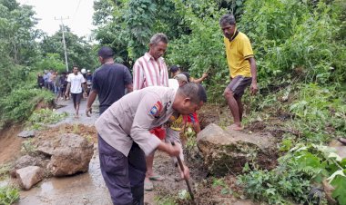 Bhabinkamtibmas-Kornelius-Jemarus:-Pantau-Lokasi-Longsor-di-Kampung-Wontong,-Desa-Bangka-Ruang