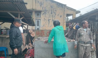 Polsek-Reo,-datangi-Lokasi-kejadian-pohon-Tumbang-di-Pasar-ikan-TPI-Bronjong-Reo,-Kab.-Manggarai