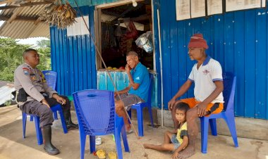 Bhabinkamtibmas-Aipda-Kornelius-Jemarus-Lakukan-Patroli-dan-Sambang-di-Kampung-Rongkam