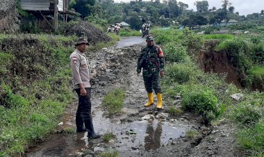Bhabinkamtibmas-Bersama-Masyarakat-Bersihkan-Lokasi-Bencana-Tanah-Longsor-di-Desa-Bea-Mese.