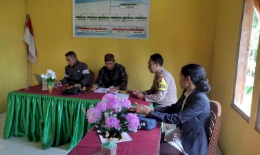 Bhabinkamtibmas-Kecamatan-Cibal-Barat,-Brigpol-Bonaventura-Laba,-Melakukan-Patroli-dan-Kunjungan-ke-Kantor-Desa-Lenda