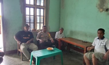 Bhabinkamtibmas-Sosialisasikan-Pencegahan-TPPO-dan-Waspada-Bencana-di-Satarmese-Barat