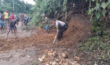 Aipda-Kornelius-Jemarus,-Bhabinkamtibmas-Kecamatan-Rahong-Utara,-Beraksi-bersama-warga-Bersihkan-Material-Longsor.