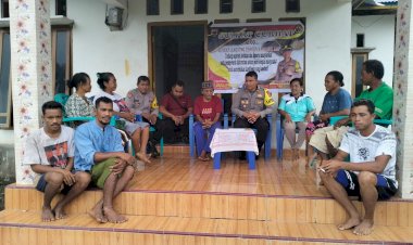 Kapolsek-Reo-Pimpin-Jumat-Curhat-Bersama-Warga-Desa-Robek