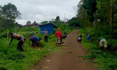 Sambut-Paskah,-BRIPTU-Charles-Darwin-Yansen-Bersama-Warga-Kampung-Pelus-bersihkan-Lingkungan