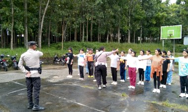 Satuan-Binmas-Polres-Manggarai-Gelar-Pelatihan-Peraturan-Baris-Berbaris-untuk-Mahasiswa-UNIKA-St.-Paulus-Ruteng