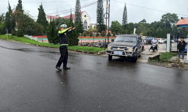 Jaga-Keamanan-dan-Kenyamanan-Ibadah-Minggu:-Polres-Manggarai-Terjunkan-Personil-Pengamanan