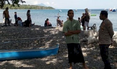 BRIPKA-Hironimus-Rato,-Ka-SPKT-I-Polsek-Satar-Mese,-Patroli-dan-Berikan-Himbauan-di-Pantai-Iteng-Menghadapi-Cuaca-Ekstrem