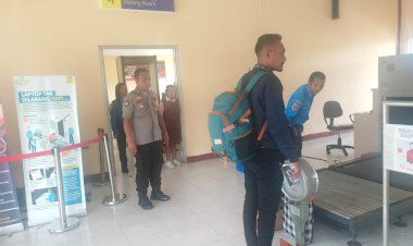 Pengamanan-Pesawat-Penumpang-SUSI-AIR-C208B-(CESNA)-di-Bandara-Frans-Sales-Lega-Ruteng