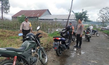 Bhabinkamtibmas-dan-Babinsa-Bersinergi-Lakukan-Patroli-Dialogis-di-Langke-Rembong