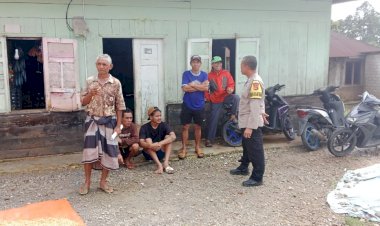 Bripka-Selestinus-Soro,-Bhabinkamtibmas-Wae-Ri,-i,-Berikan-Himbauan-Kamtibmas-di-Kampung-Tiong-Toko