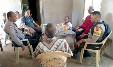 Bripka-Theodorus-Angkat-dan-Bripka-Almodat-Ano-Mengingatkan-Warga-Nampong-tentang-Kesiapsiagaan-Terhadap-Bencana