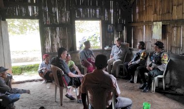Bhabinkamtibmas-Himbau-Warga-tentang-Kamtibmas-di-Desa-Golo-Cador,-Kecamatan-Wae-Ri'i