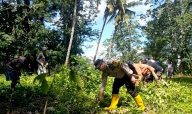 BRIPKA-Albertus-Rahmat-Bersama-warga-lakukan-Kerja-Bhakti-Menjelang-Misa-Paskah-di-Paroki-ST.-Mikhael-Benio