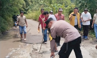 Berpartisipasi-Aktif,-AIPDA-Emilius-Johan-Bersama-Warga-lakukan-Kerja-Bakti-Pengecoran-Jalan