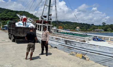 Kegiatan-Pengamanan-Aktifitas-Bongkar-Muat-di-Pelabuhan-Laut-Kelas-II-Reo-Berjalan-Lancar