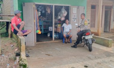 Bripka-Selestinus-Soro-Beri-Himbauan-Kamtibmas-di-Dusun-Kenda,-Manggarai-,-NTT.