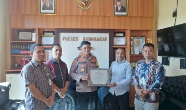 Kapolres-Manggarai-terima-Piagam-Penghargaan-dari-KPU-Manggarai-kepada-Kepolisian-Resor-Manggarai.