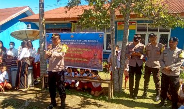 Kunjungan-Kasat-Binmas-Polres-Manggarai-ke-SDI-Karot:-Membina-Mental-Siswa-Pasca-Insiden-Baku-Serang-antar-sekolah