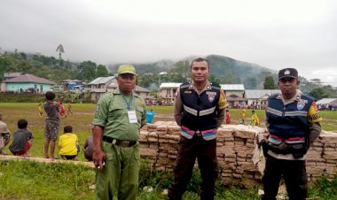 Bhabinkamtibmas-Aipda-Andreas-Korsini-Ta-dan-Briptu-Charles-Darwin-Mengamankan-Kegiatan-Turnamen-Topaspa-Cup-di-Kecamatan-Lelak