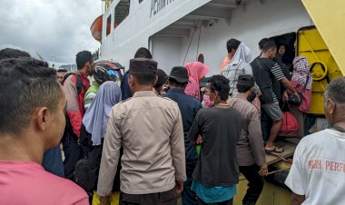 KP3-Laut-Reo-:-Pengamanan-Kapal-Penumpang-KM-Sabuk-Nusantara-55-di-Pelabuhan-Laut-Reo