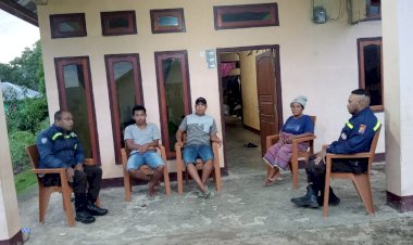 Bripka-Theodorus-Angkat-dan-Bripka-Almodat-Ano-Lakukan-Patroli-Preventif-di-Kampung-Ulungali